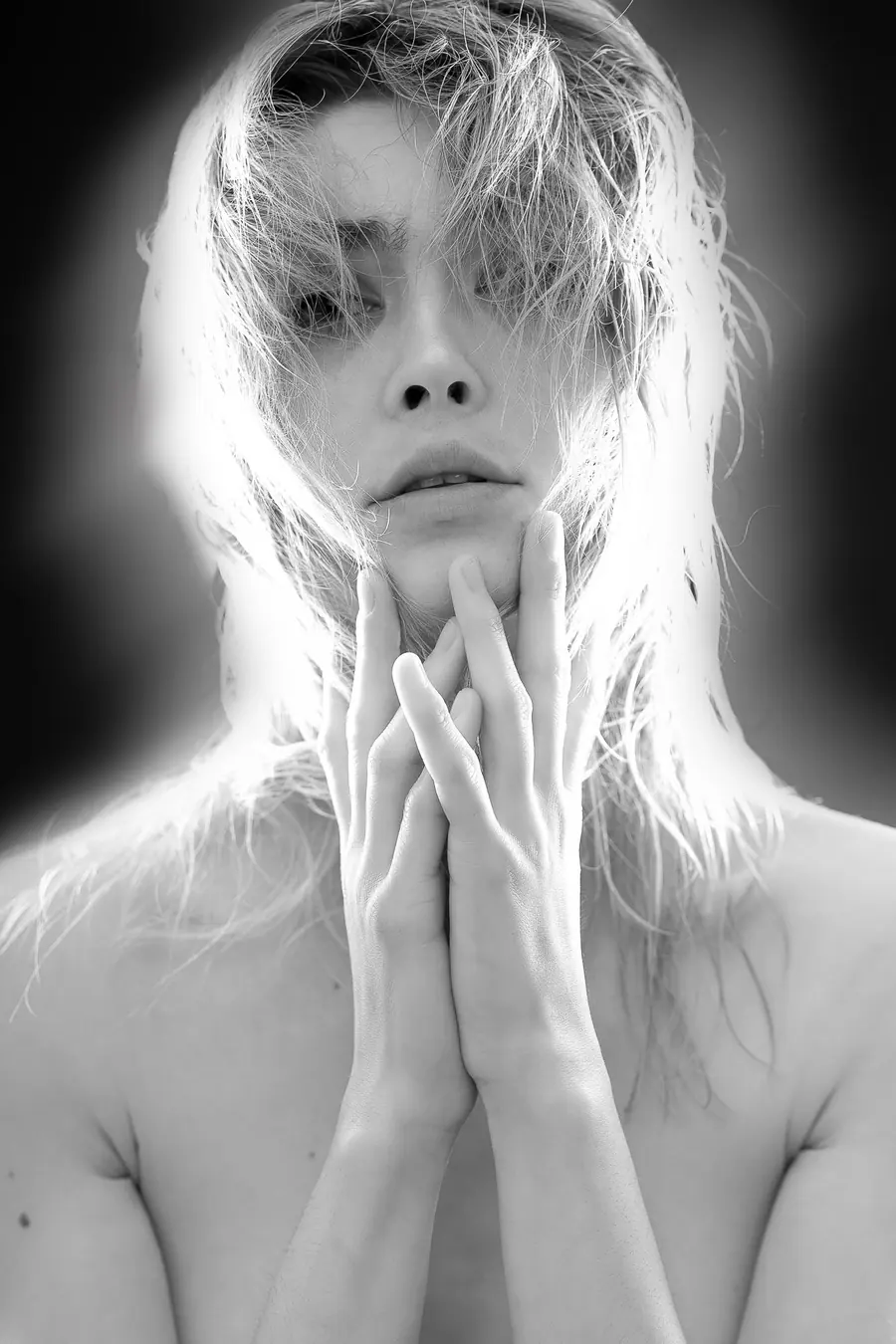 Portret editorial, cu lumină de autor, realizat în studioul Pixon din București