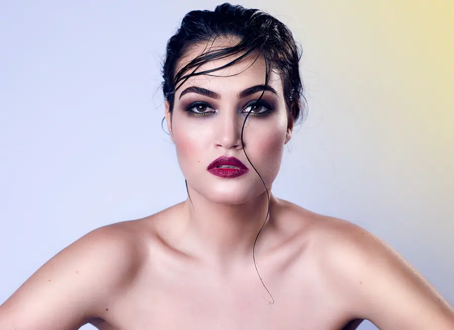 Portret editorial, cu lumină de autor, realizat în studioul Pixon din București
