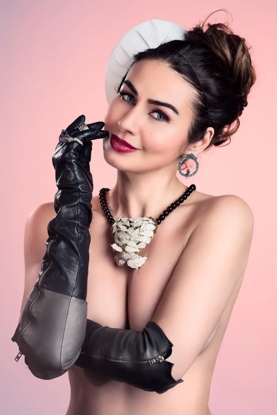 Portret editorial, cu lumină de autor, realizat în studioul Pixon din București