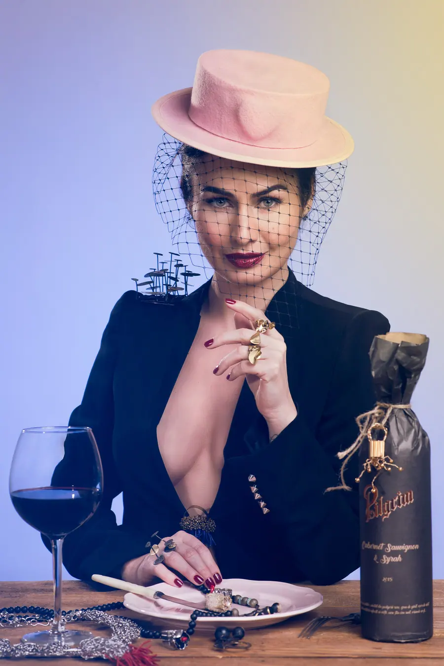 Portret editorial, cu lumină de autor, realizat în studioul Pixon din București