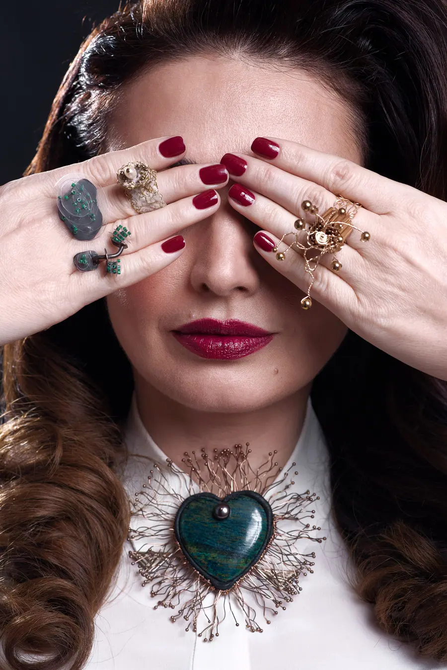Portret editorial, cu lumină de autor, realizat în studioul Pixon din București