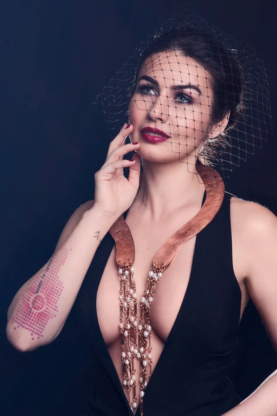 Portret editorial, cu lumină de autor, realizat în studioul Pixon din București