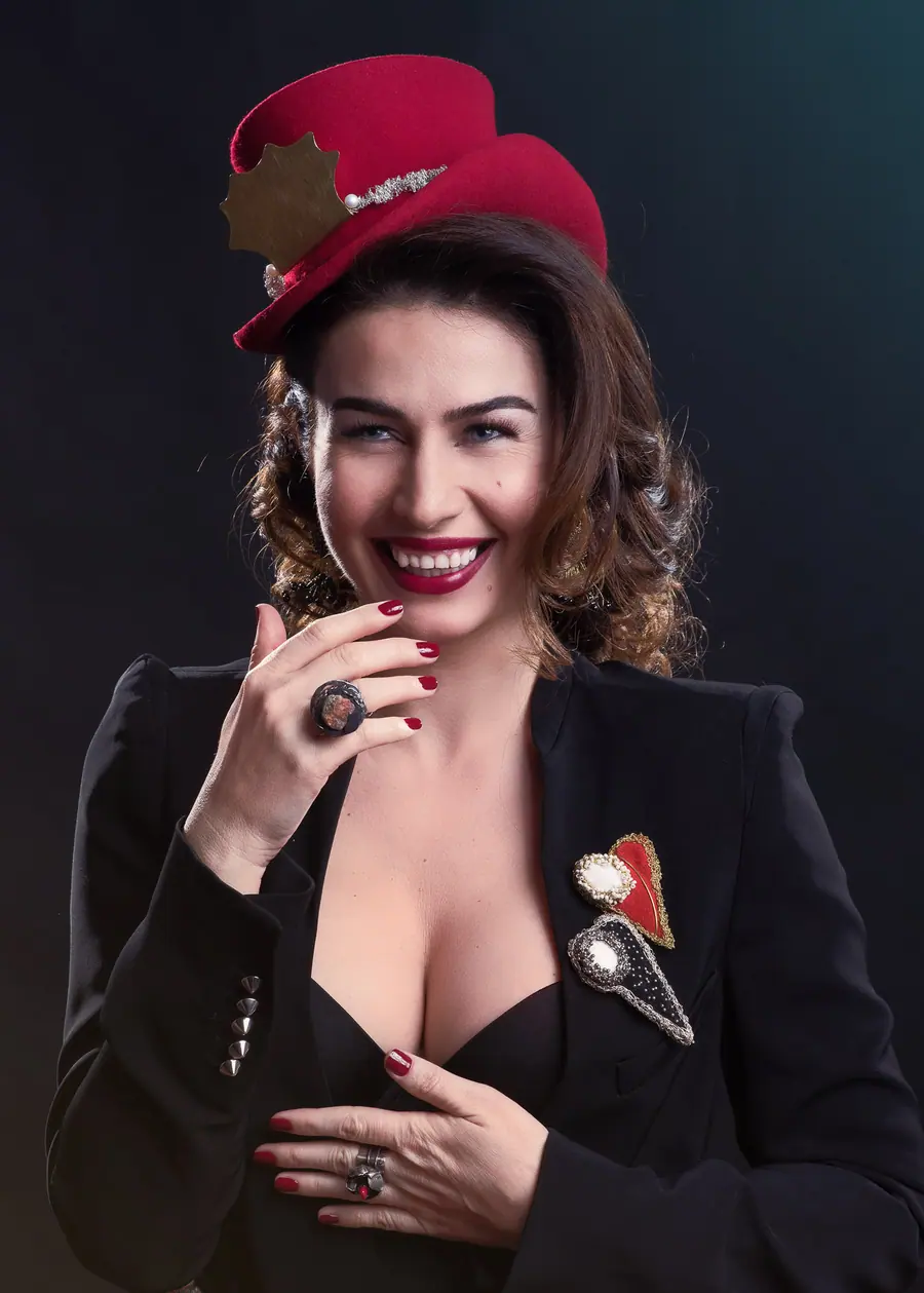 Portret editorial, cu lumină de autor, realizat în studioul Pixon din București