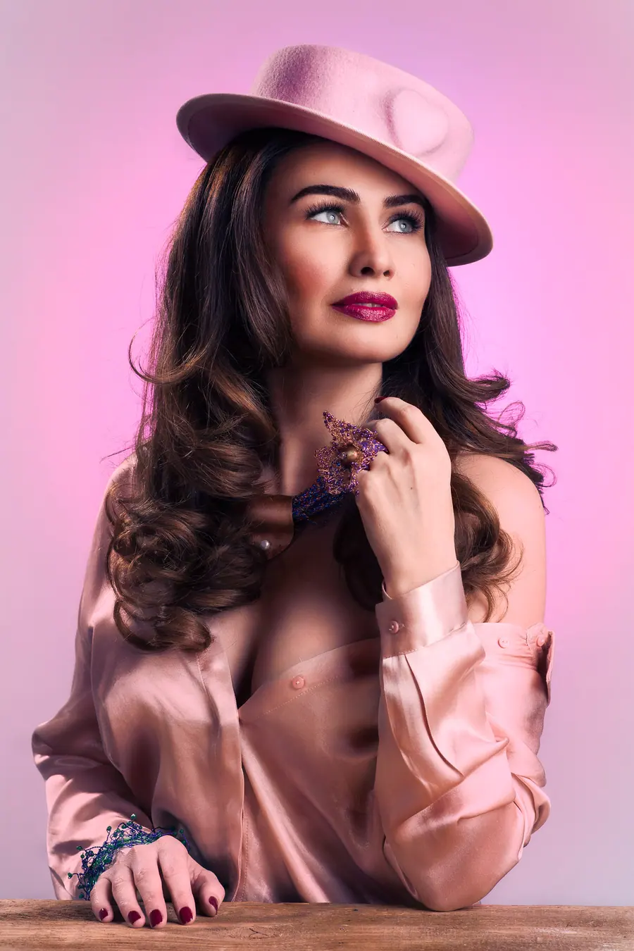 Portret editorial, cu lumină de autor, realizat în studioul Pixon din București