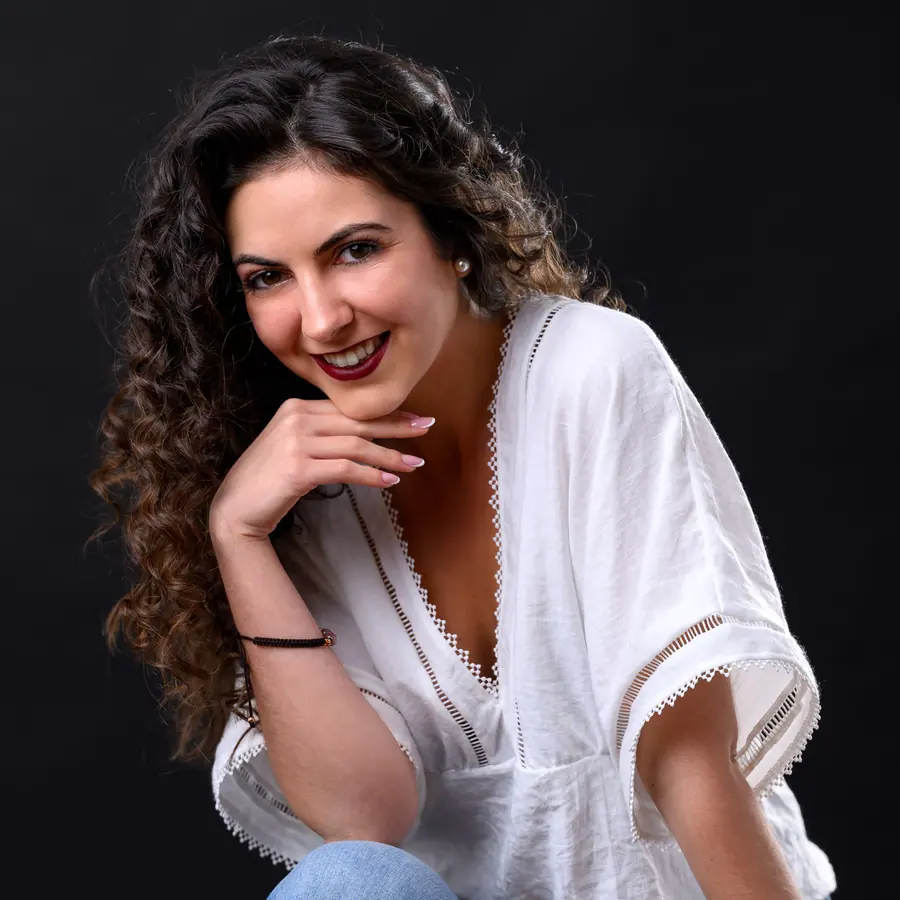 Portret editorial, cu lumină de autor, realizat în studioul Pixon din București