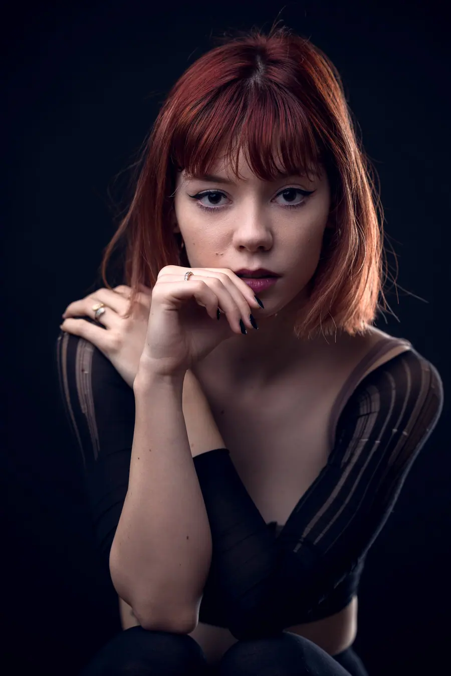 Portret editorial, cu lumină de autor, realizat în studioul Pixon din București