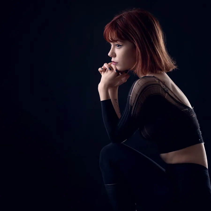 Portret editorial, cu lumină de autor, realizat în studioul Pixon din București