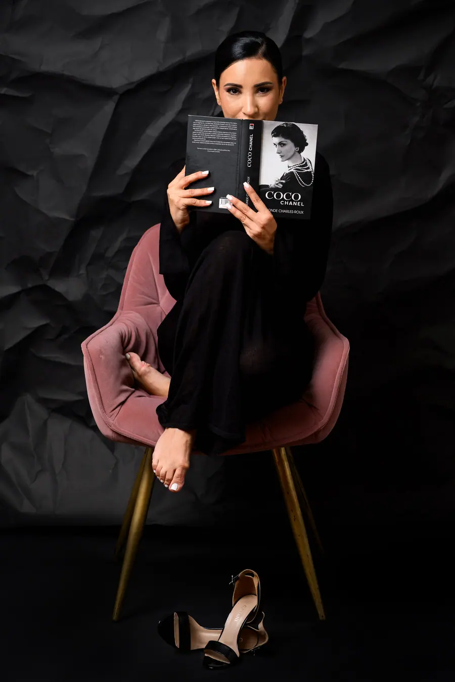 Portret editorial, cu lumină de autor, realizat în studioul Pixon din București