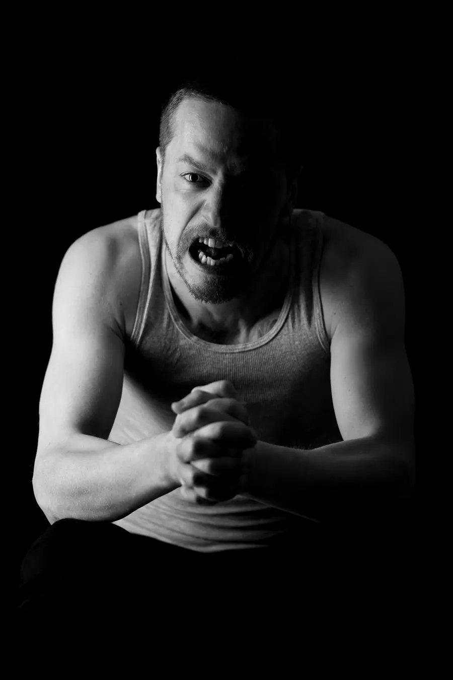 Portret editorial, cu lumină de autor, realizat în studioul Pixon din București