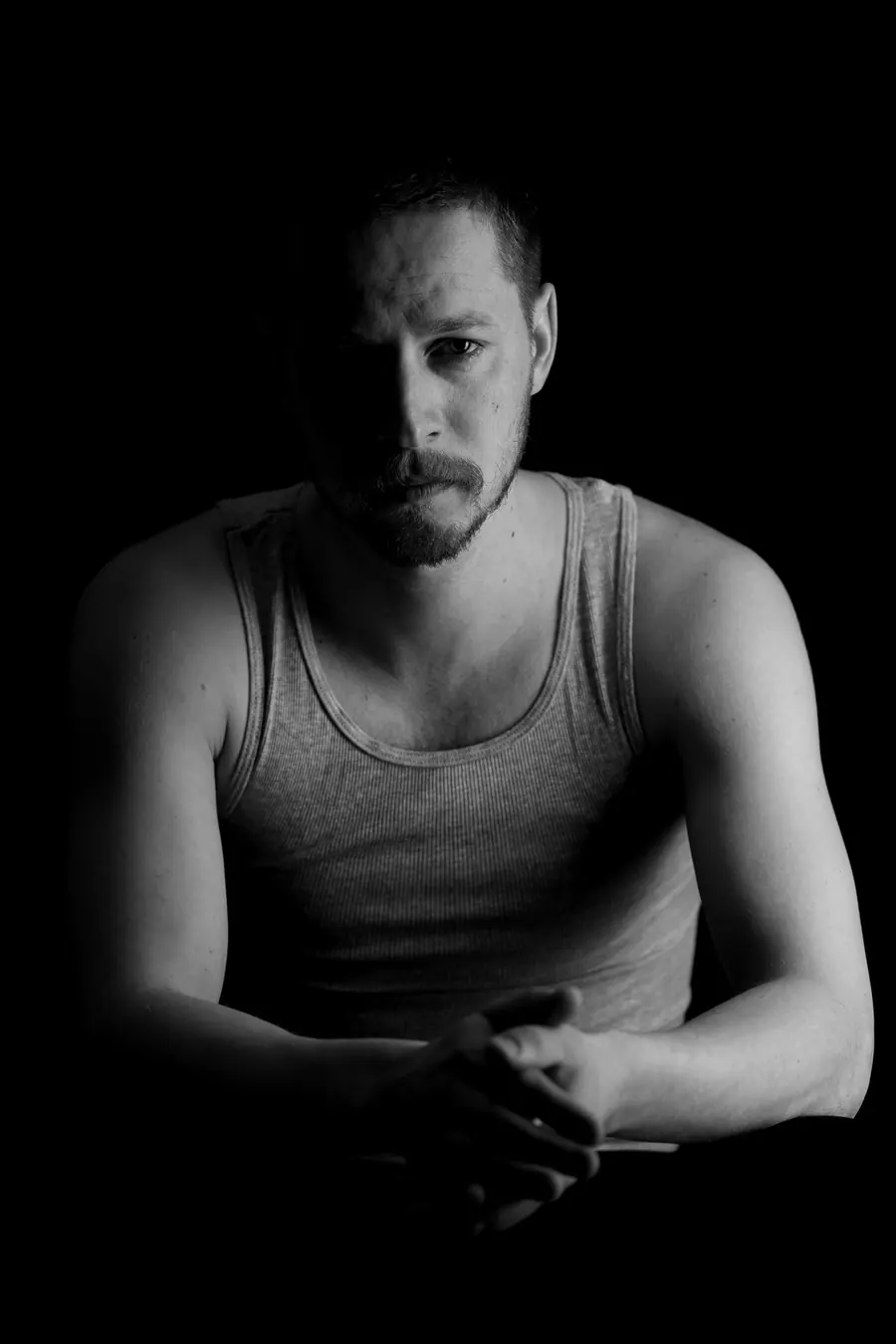 Portret editorial, cu lumină de autor, realizat în studioul Pixon din București