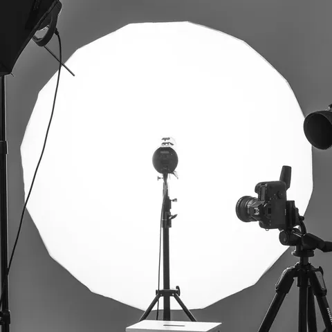 Reflector parabolic mare iluminat de un bliț Hensel
