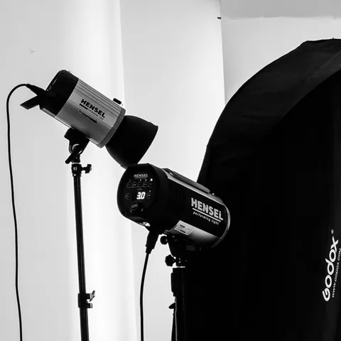 Două blițuri de studio Hensel pe stative