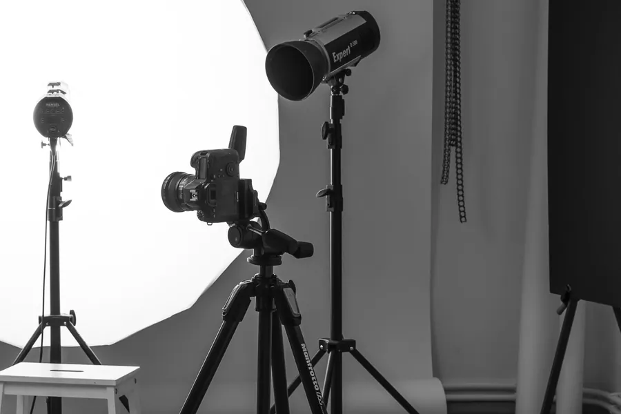 Detaliu din studio: bliț Hensel Expert D 500, bliț Hensel în fața reflectorului parabolic și aparat foto pe trepied