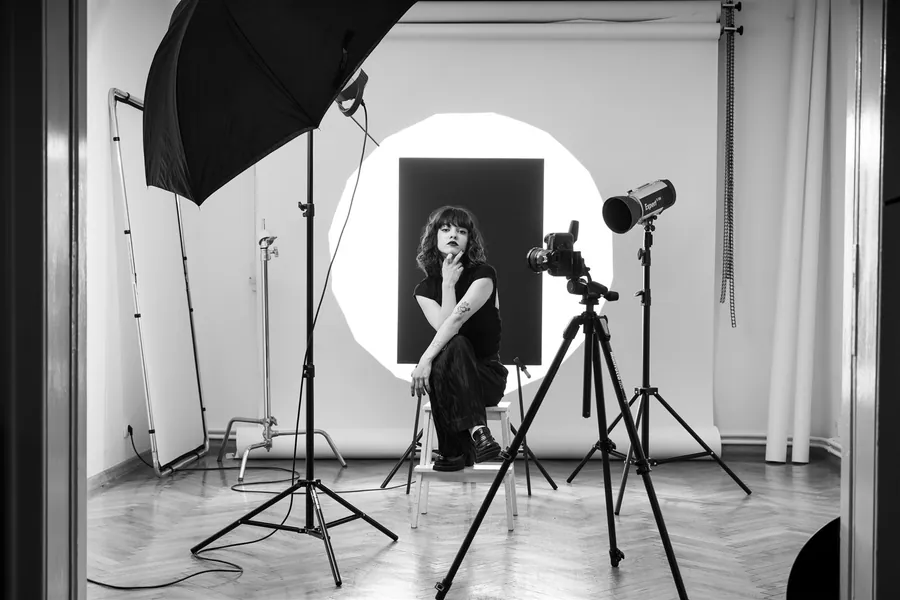 Ședință de portret în studio, pe fundal alb cu panou negru
