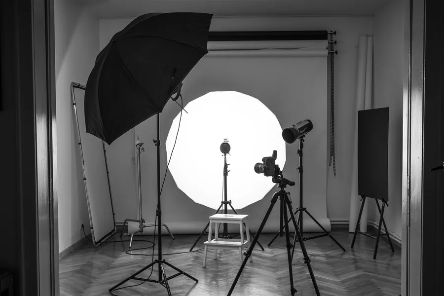Setup de studio cu reflector parabolic, umbrelă și bliț Hensel