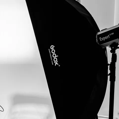 Softbox dreptunghiular Godox lângă un bliț Hensel Expert D 500