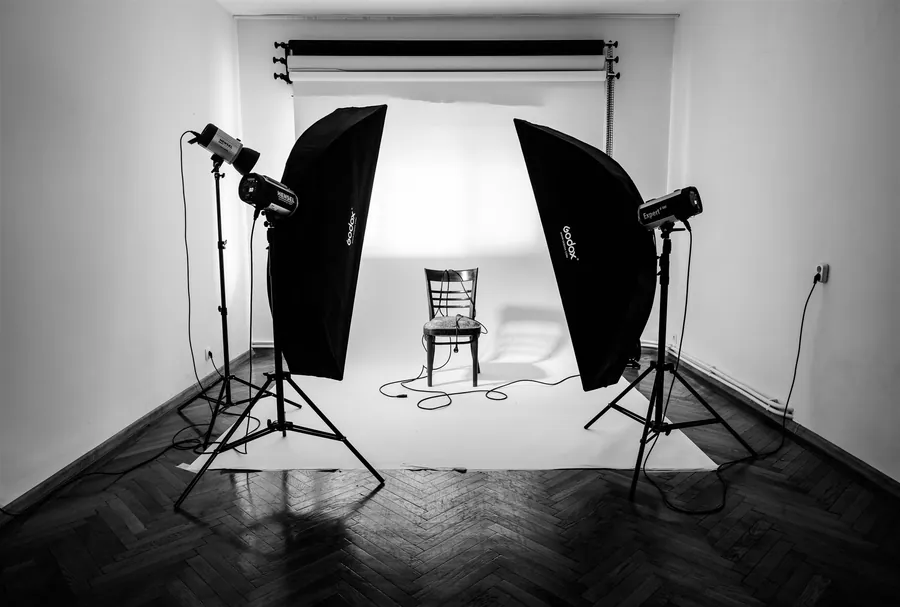 Studioul foto Pixon din București, cu blițuri Hensel, softbox-uri Godox și fundal de hârtie alb
